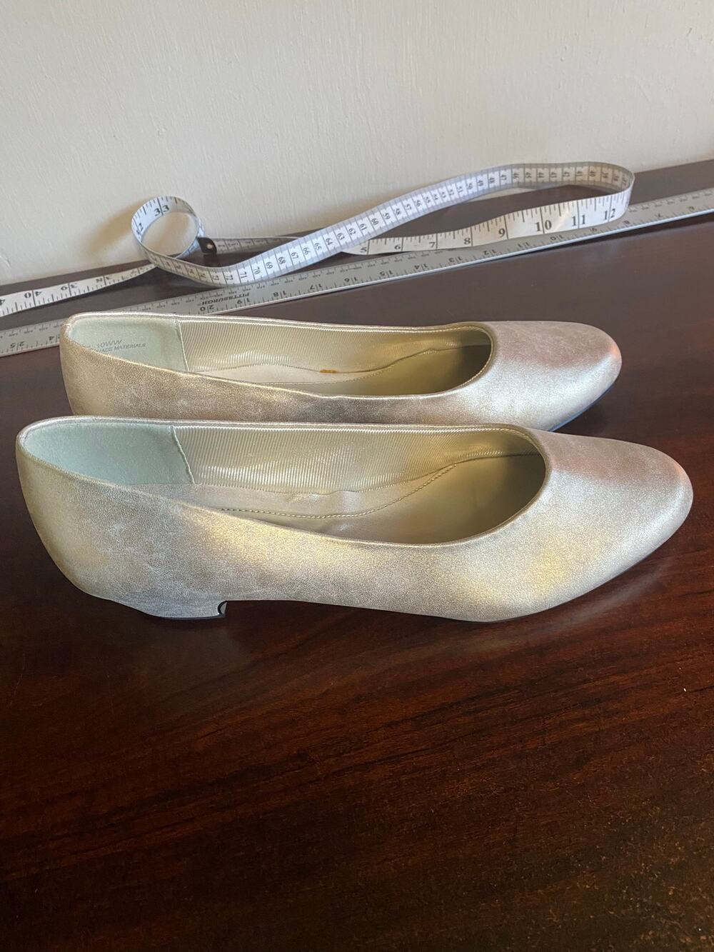 NWOT Easy Street Champagne Gold Pumps 10WW
